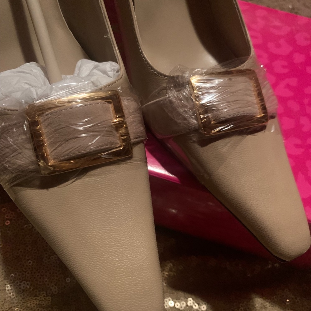 Champagne 3. 1/2 inch heel, sz 81/2 pump
